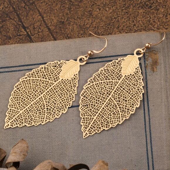 New GOLD FILIGREE LEAF EARRINGS FALL AUTUMN - Picture 1 of 8